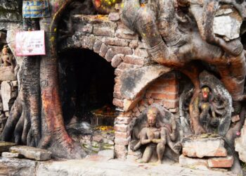 उपत्यकामा रहेका मन्दिर र मूर्तिहरु दयनीय अवस्थामा (फोटोफिचर)