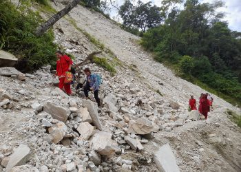 पहिरोले बेसीसहरदेखि खुदीसम्म सडक क्षतविक्षत (फोटोफिचर)