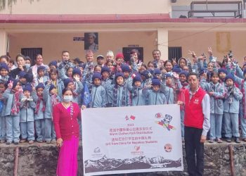 चाईना फाउण्डेसनको सहयोगमा देव गुरुङले बाँडे मर्स्याङ्दीका विद्यार्थीलाई कपडा