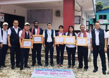 डिभिजन वन कार्यालय लमजुङद्वारा ५ जना कर्मचारीलाई सम्मान