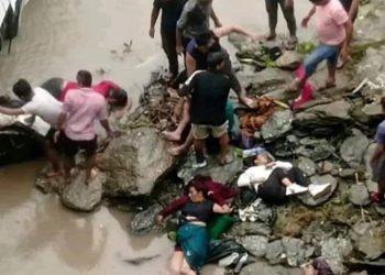 काठमाडौंबाट पाेखरा जाँदै गरेकाे बस त्रिशूलीमा खस्याे, १८ जनाकाे उद्वार