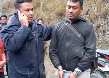 विद्यालयमा सहयोग गर्छु भन्दै ठगी : गाउँलेले समातेर बुझाए प्रहरीलाई