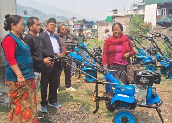 खेतबारी जोत्न किसानलाई हाते ट्याक्टर