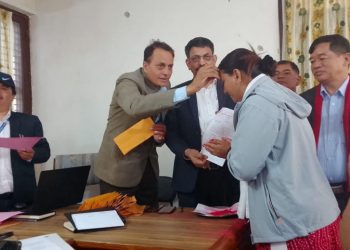 शिक्षक नेताले नियुक्तिपत्र बाढ्दा इकाई प्रमुख हेरेको हेर्यै